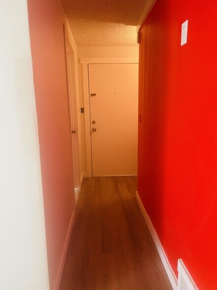 Building Photo - 844 S Roberta St