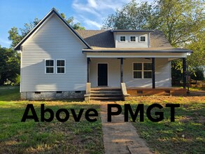 Building Photo - Spacious 4 bedroom & 4 Bathroom House righ...