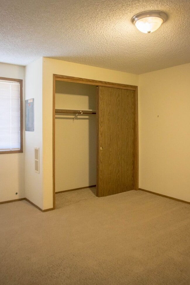 Building Photo - Riverside 408-410