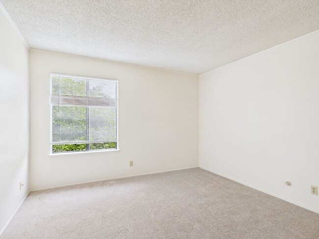 Building Photo - 1/1 Golden Oaks Condo for rent