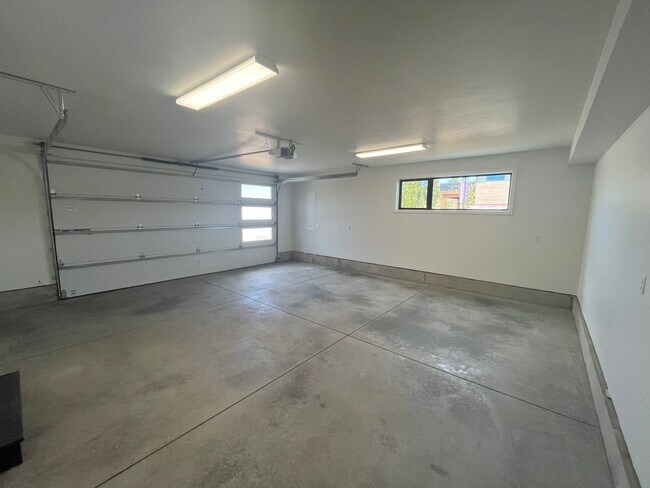 Building Photo - Like-New Townhome in the Gorgeous Terrane ...