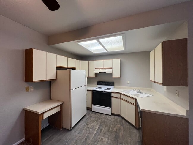 Building Photo - 1 Bed 1.5 Bath Townhome in Aurora!
