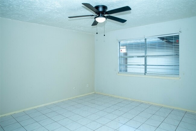 Building Photo - 6411 S Briar Bayou Dr