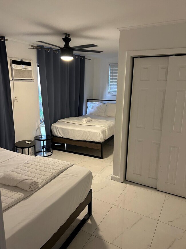 Building Photo - 720 NE 17th Ct