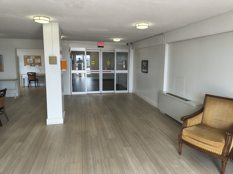 Lounge / Work Area - 5500 Friendship Blvd