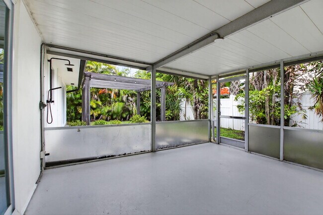 Building Photo - 725 Heron Dr