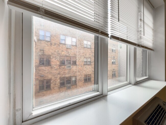 Building Photo - 630 W Wrightwood Ave