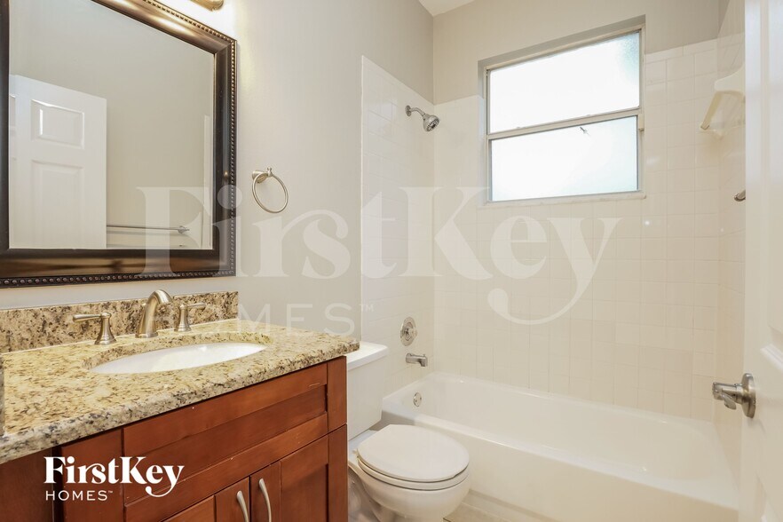 Building Photo - 825 High Pointe Cir