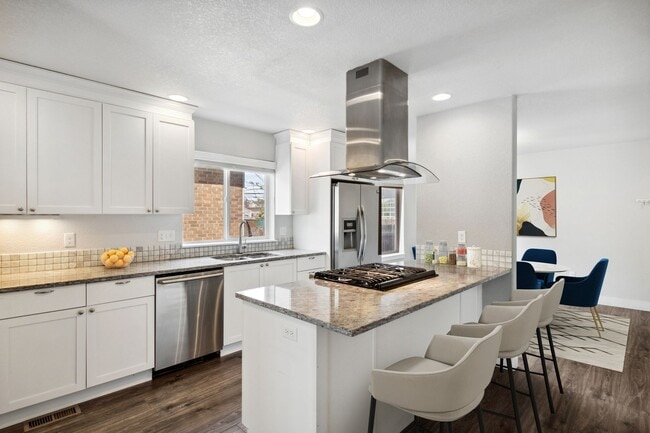 Building Photo - Modern 3BD Townhome w/ a Rooftop Deck!