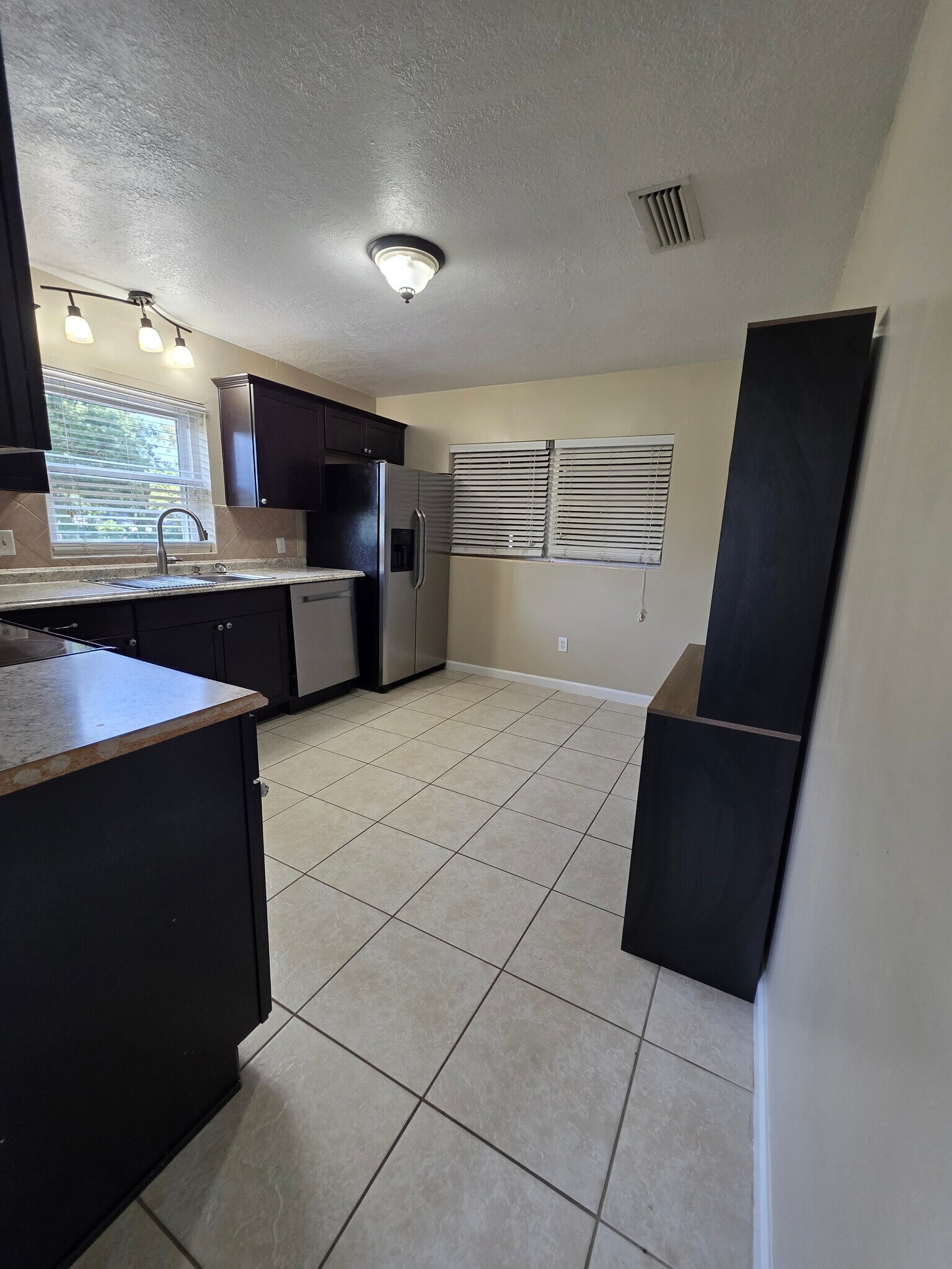 Building Photo - 1641 Meadowbrook Ave