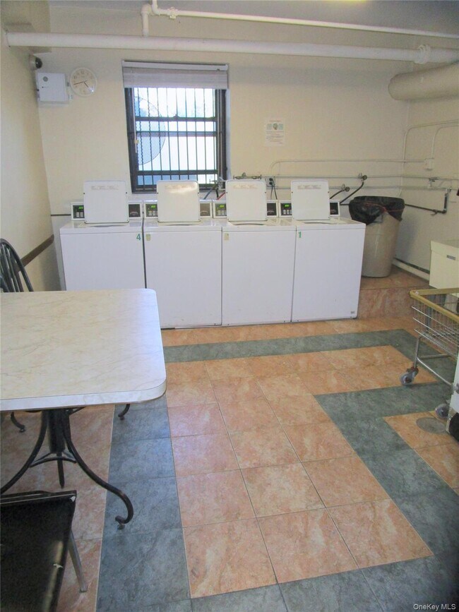 Building Photo - 123 Valentine Ln