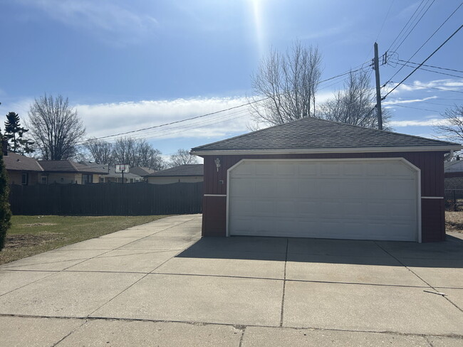 Building Photo - Three bedroom home on South side