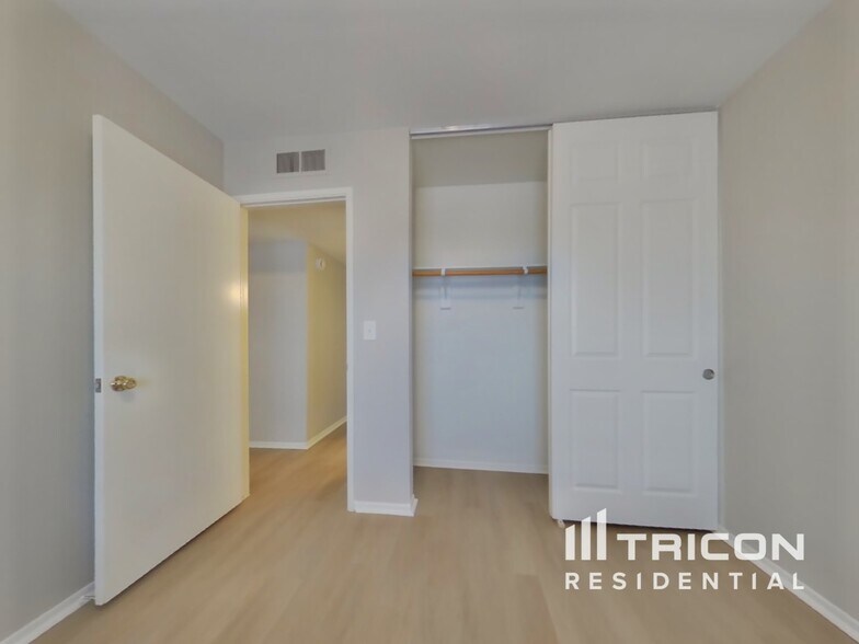 Building Photo - 955 W Santa Cruz Dr