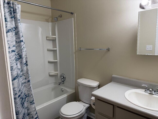Building Photo - 1548 Hamilton Dr