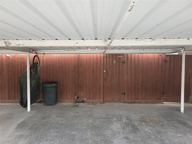 Building Photo - 940 Wycliffe Dr