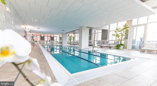 Building Photo - 206 W Washington Square