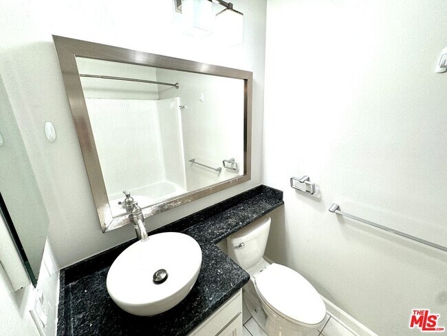 Building Photo - 950 Kings Rd