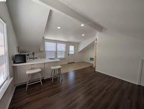 Building Photo - 1021 Arlington Way