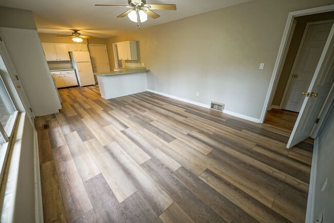 Building Photo - Sublease: Available 7/22/25 Beautiful 4/2 ...