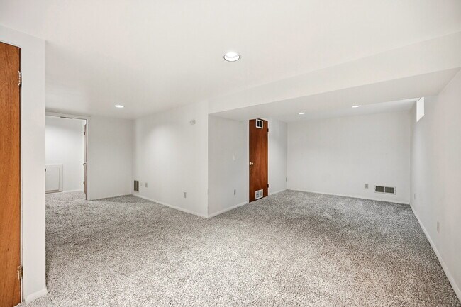 Building Photo - $2,895.95, with $200 Off Cleaning Voucher, 3 Beds - 2 Bath, Single Family Home in Denver with Was...