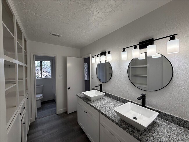 Building Photo - 1111 Caspian Ln