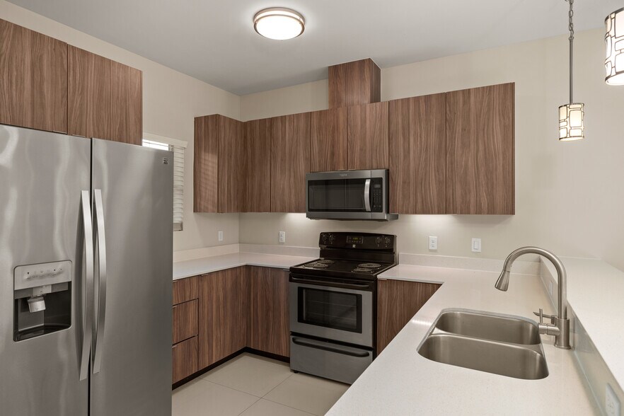 Building Photo - 1021 E La Cantera Ave