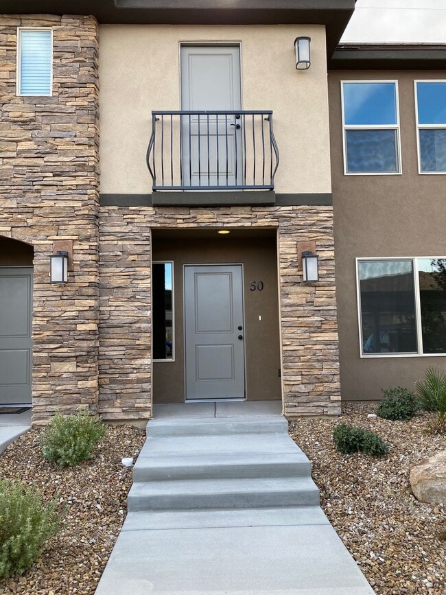 Building Photo - 3 Bed / 2.5 bath Desert Hills Townhome wit...