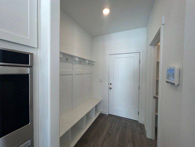 Building Photo - 284 W Saddlebrook Dr