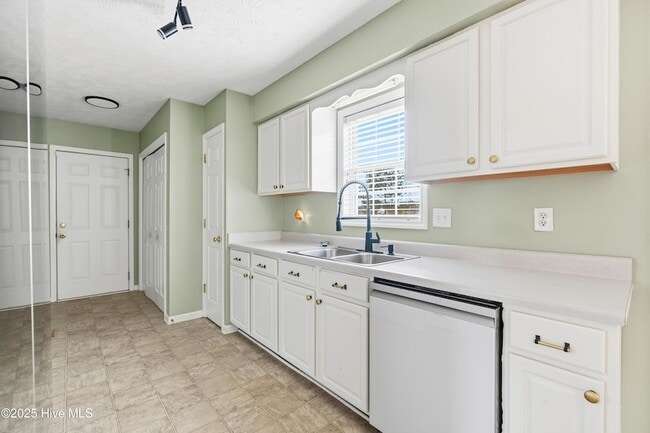 Building Photo - 558 Wiregrass Rd