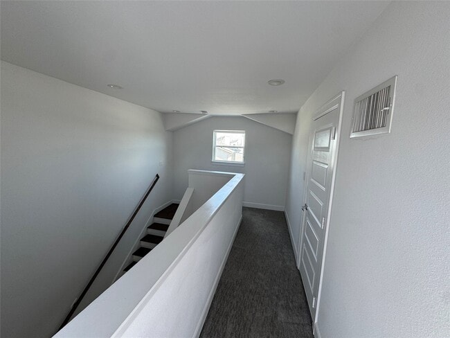 Building Photo - 304 Jensen Dr