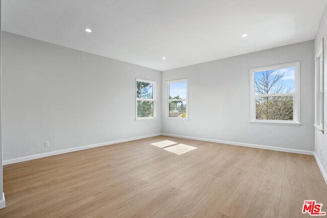 Building Photo - 1516 Stearns Dr