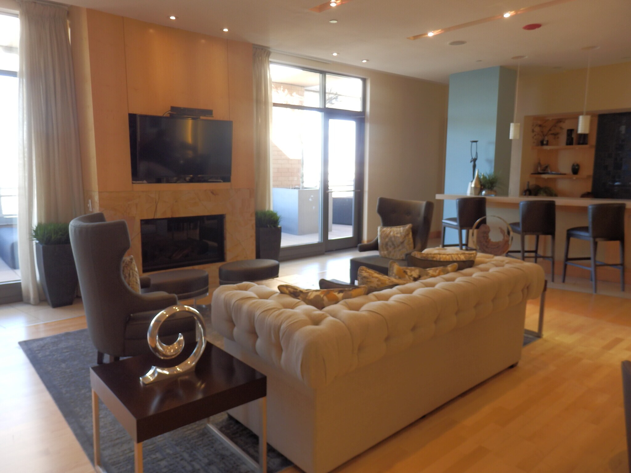 Extensive building amenities including club room, pool, hot tub, gas grills and breathtaking city views. - 475 K Street Northwest