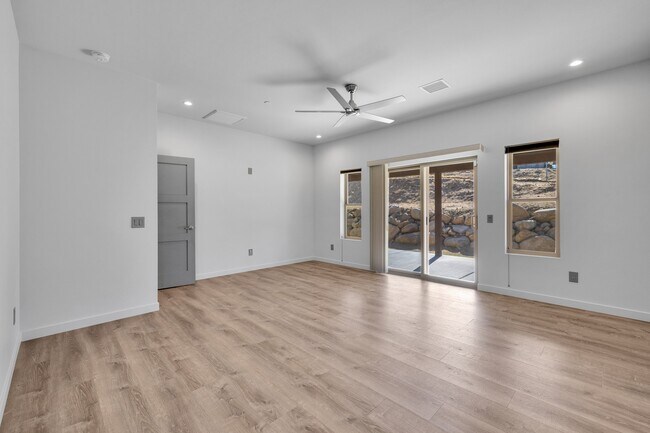Building Photo - 7760 Arrowhead Dr