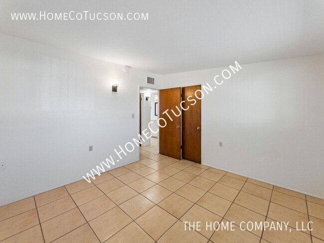 Building Photo - 1446 E Iowa Dr