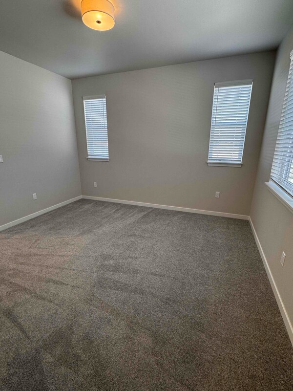 Building Photo - 896 E RR Ave