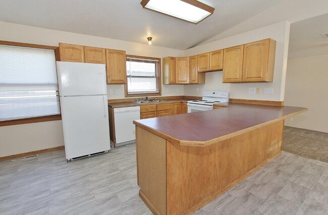 Building Photo - 1020 S Hayes Ave