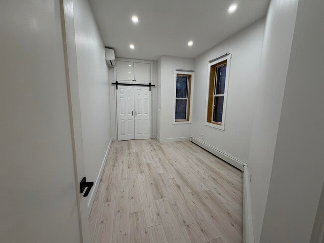 Building Photo - 202 48th St