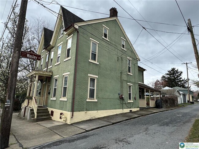 Building Photo - 417 Linden St
