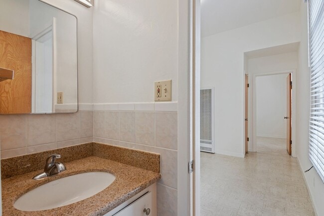 Building Photo - 546 Green St