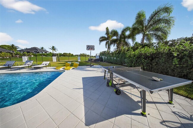 Building Photo - 4312 NE 22nd Ave