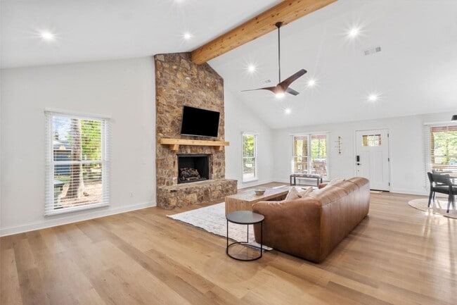 Building Photo - 550 N College St