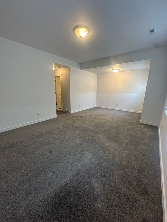 Building Photo - Gorgeous South Jordan Property!!!