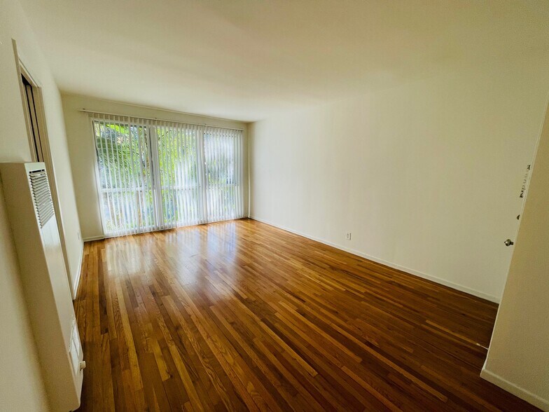 LIVING ROOM - 1605 N MARTEL Ave