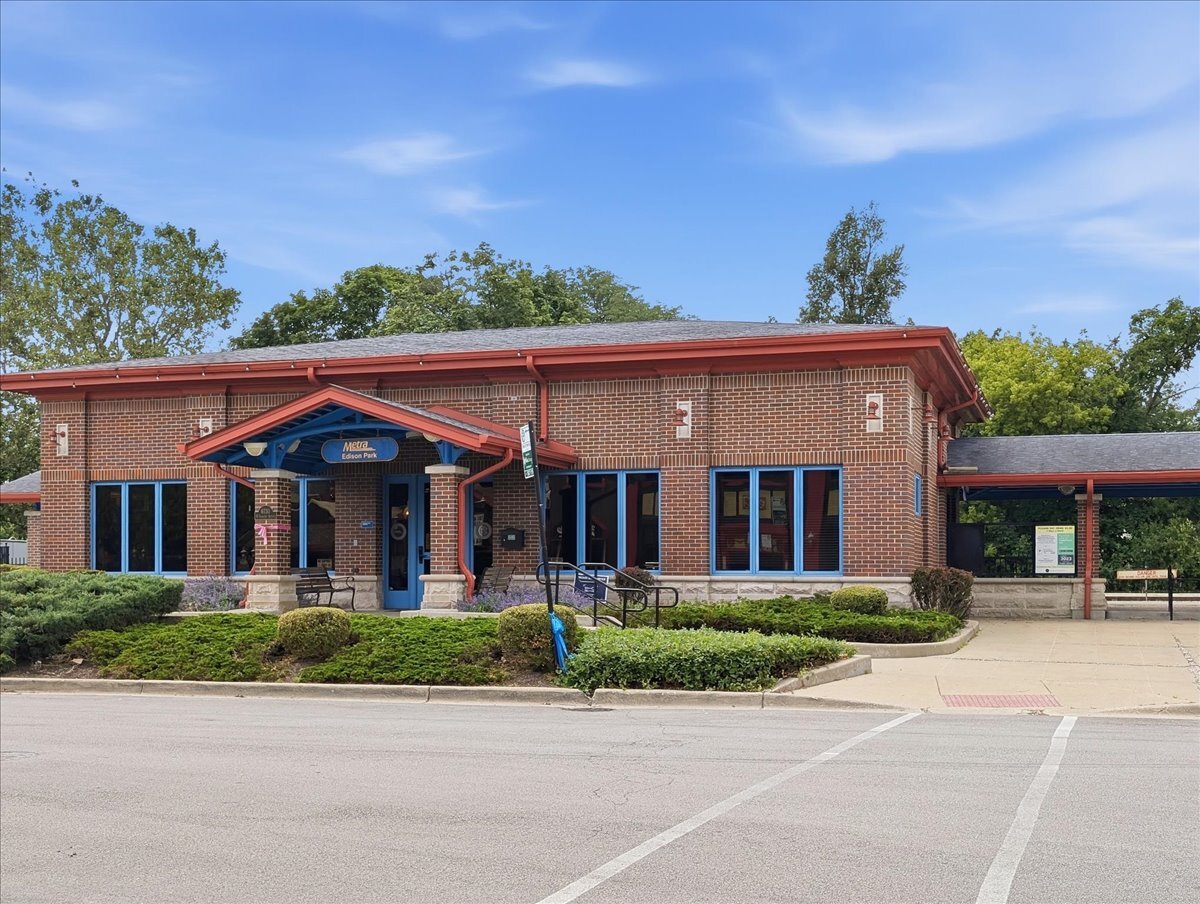 Building Photo - 6719 N Oshkosh Ave