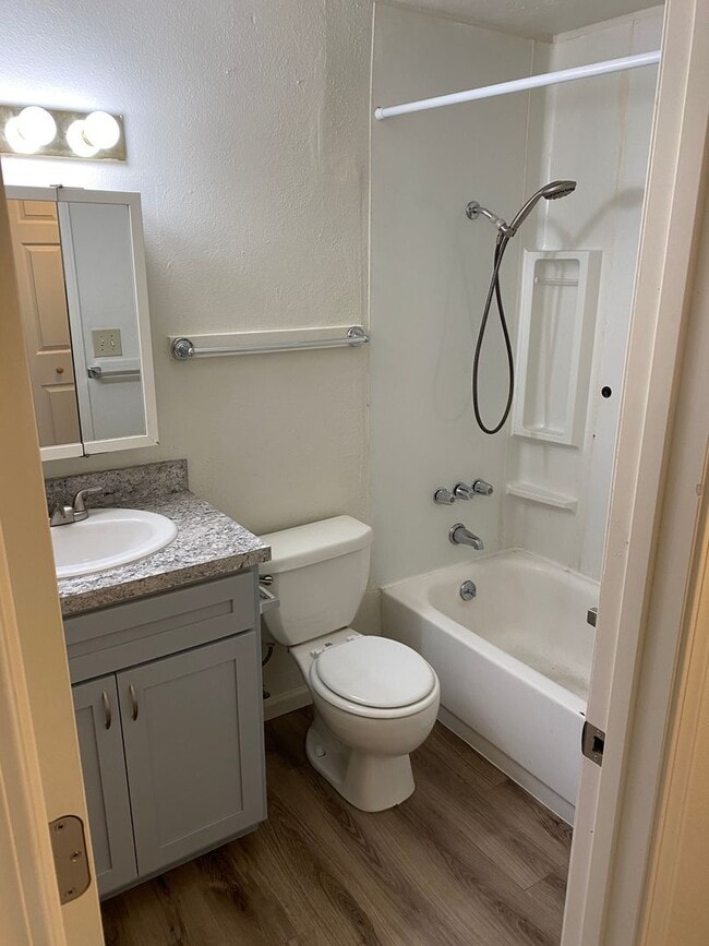 Building Photo - (905) Draper Arms Apartments - 2 Bedroom /...