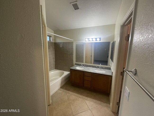 Building Photo - 1122 E Butler Dr