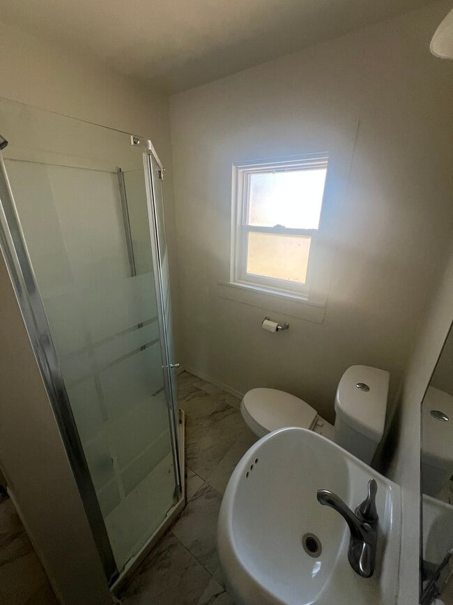 Building Photo - 2 Bedroom, 1 Bathroom Home with Bonus Room