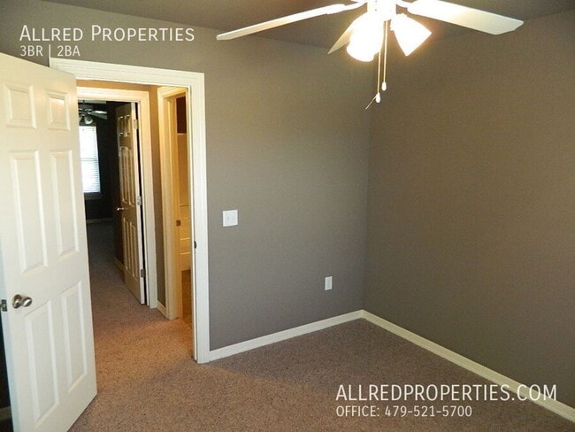 Building Photo - Fall Into Your New Home! 3 Bed, 2 Bath in ...