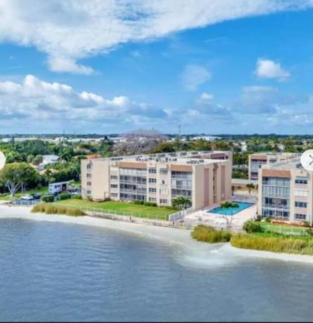 Building Photo - 1516 S Lakeside Dr