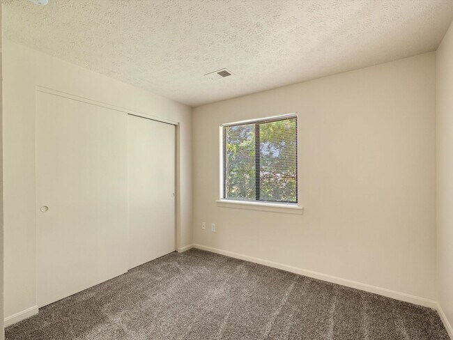 Building Photo - Live 5 Minutes from HONDA********** Rent $1324/mo*********Restaurants and Grocery Around the corner